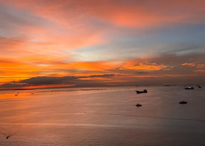Luxurious 1 Bedroom Facing Bay Sunset Nearby Okada Moa Solaire Ayala Malls Manila