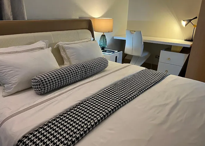Luxurious 1 Bedroom Facing Bay Sunset Nearby Okada Moa Solaire Ayala Malls Manila
